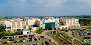 مستشفى الأمير محمد بن ناصر بجازان يُدشّن زراعة العدسات التصحيحية مع إزالة الماء الأبيض