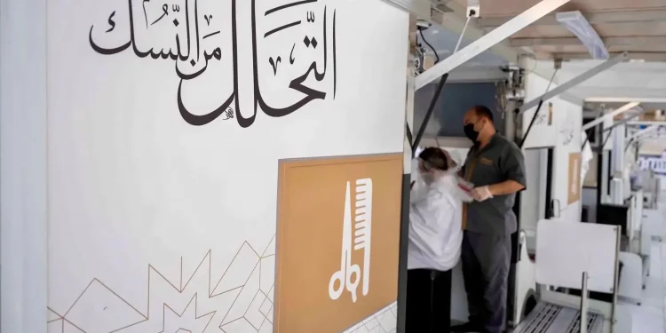 عربات التحلل من النسك مجانية وعلى مدار الساعة لضيوف الرحمن عند باب المروة بالمسجد الحرام