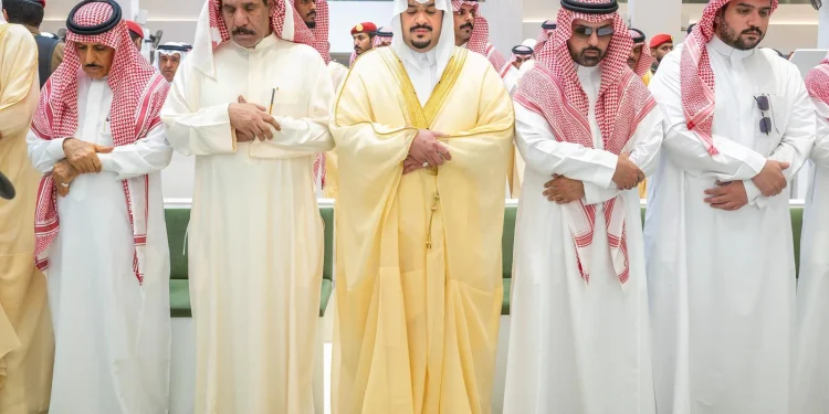 نائب أمير الرياض يؤدي صلاة الميت على مدير شرطة المنطقة الأسبق