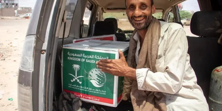 مركز الملك سلمان للإغاثة يوزع آلاف الوجبات والسلال الغذائية في غزة واليمن وأفغانستان وتشاد