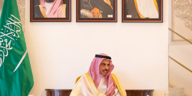 فيصل بن فرحان يتلقى قسم قنصلَين عامَّين في هيوستن وأربيل