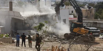 الاحتلال يهدم منشآت في الضفة الغربية ويعتقل 18 فلسطينيًا خلال مداهمات واسعة