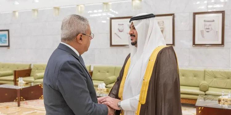 نائب أمير الرياض يودّع سفير مصر لدى المملكة بمناسبة انتهاء مهامه