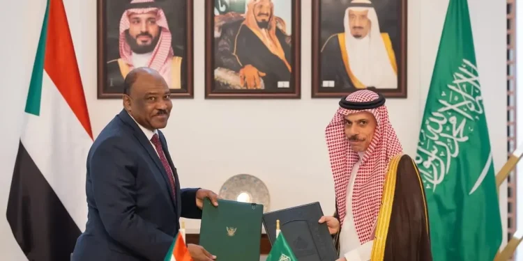 وزير الخارجية يوقّع وثيقة إنشاء مجلس التنسيق السعودي – السوداني