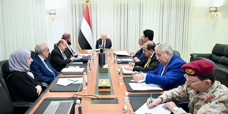 مجلس الدفاع اليمني يشيد بدعم السعودية ويأمر بتوسيع الردع ضد الحوثيين وتجفيف مصادر تمويلهم