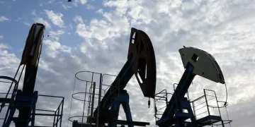 النفط يقفز لأعلى مستوياته منذ يوليو مع تصاعد التوترات بين أمريكا وإيران