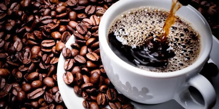القهوة الساخنة أم الباردة.. أيهما يمنحك كافيين ومضادات أكسدة أكثر؟