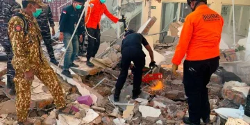 ارتفاع ضحايا زلزال إندونيسيا إلى 70 قتيلاً و40 ألف نازح