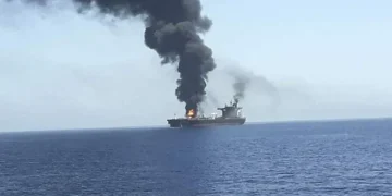 سفينة تتعرض لهجوم بمقذوف في مضيق هرمز وتضرر غرفة محركاتها
