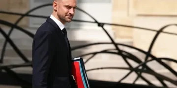 باريس تصعّد مع طهران.. فرنسا تقرر طرد دبلوماسيين إيرانيين رداً على استهداف دبلوماسييها