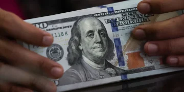 الدولار قرب أدنى مستوياته في عدة أشهر مع ترقب مسار الفائدة الأمريكية