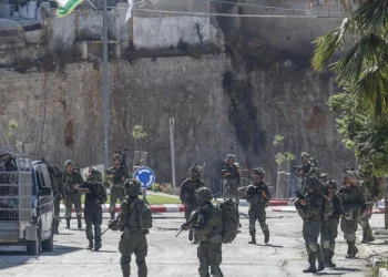 مستوطنون يحاصرون منازل في قصرة لليوم الثاني عشر