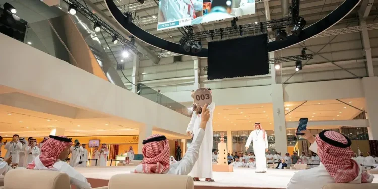 بيع 3 صقور في الليلة التاسعة من منصة المزاد الدولي لمزارع إنتاج الصقور 2026