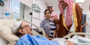أمير تبوك يزور محافظ حقل في المستشفى مطمئناً على صحته
