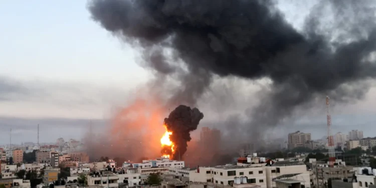 شهيد وإصابات بقصف إسرائيلي يستهدف تجمعًا فلسطينيًّا بالزوايدة