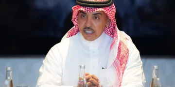 في باريس.. وزير الإعلام يلتقي الوفد الإعلامي المرافق لزيارة ولي العهد إلى فرنسا