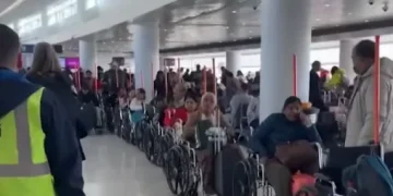حيلة جديدة في المطارات لتجنب الزحام والتفتيش.. طلب غريب من 99 راكبًا على رحلة واحدة يكشفها للمسئولين