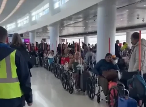 حيلة جديدة في المطارات لتجنب الزحام والتفتيش.. طلب غريب من 99 راكبًا على رحلة واحدة يكشفها للمسئولين