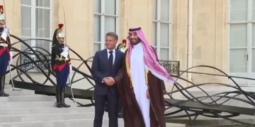 ولي العهد يصل قصر الإليزيه وماكرون في مقدمة مستقبليه
