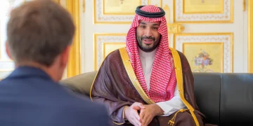 ولي العهد يعقد اجتماعاً ثنائياً مع ماكرون في قصر الإليزيه