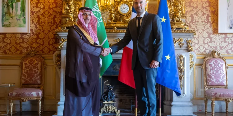 “فيصل بن فرحان” و”بارو” يبحثان تعزيز الشراكة السعودية الفرنسية ومستجدات أمن المنطقة