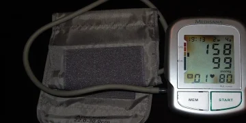طبيب يكشف أطعمة تساعد مرضى الضغط وأخرى يجب تجنبها لضبط القراءات