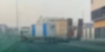 مرور المنطقة الشرقية يضبط قائد شاحنة قاد فوق الرصيف بعد انتشار مقطع مرئي