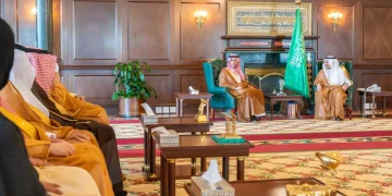 أمير تبوك يستقبل وزير البلديات ويستعرضان مشاريع المنطقة التنموية والسكنية