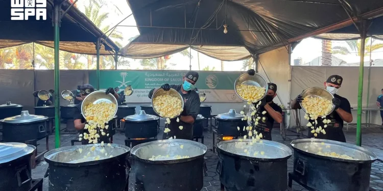مركز الملك سلمان للإغاثة يوزّع 24,800 وجبة ساخنة في غزة