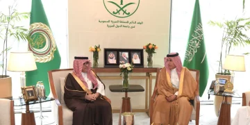 مندوب المملكة لدى الجامعة العربية يبحث مع رئيس المنظمة العربية للسياحة تعزيز التعاون المشترك