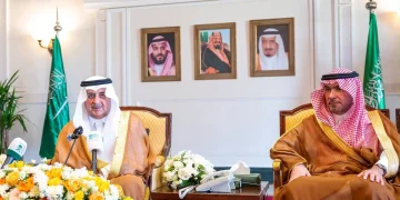 أمير تبوك يسلّم وحدات سكنية للأسر المستحقة ويكرّم كبار المانحين في حملة «جودكم وصل»