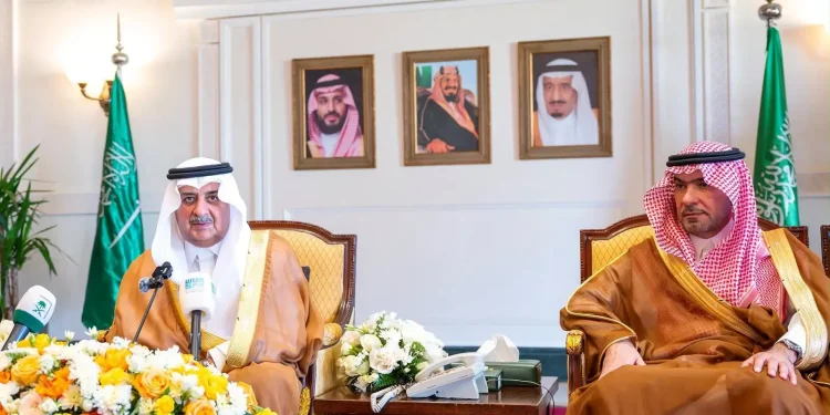 أمير تبوك يسلّم وحدات سكنية للأسر المستحقة ويكرّم كبار المانحين في حملة «جودكم وصل»