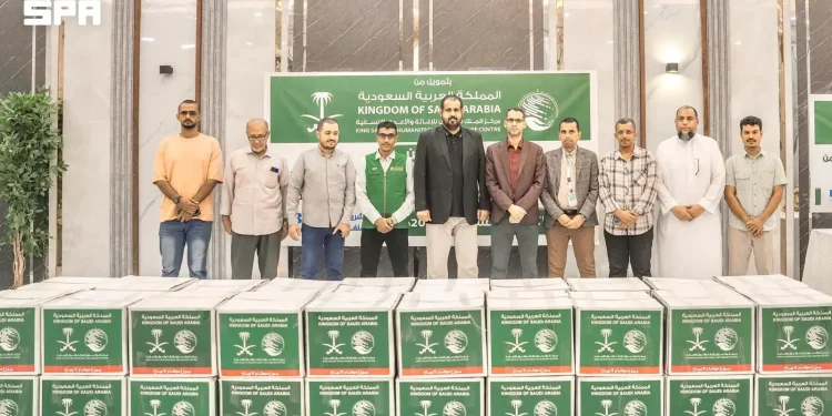 مركز الملك سلمان للإغاثة يوزع 7,200 سلة غذائية في ساحل حضرموت