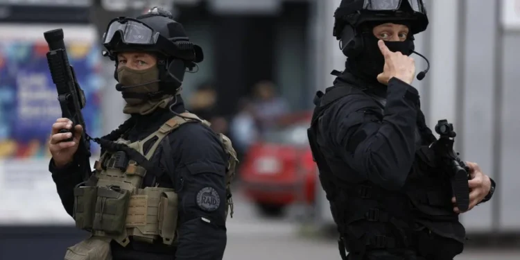 العثور على 58 مهاجراً داخل شاحنة مهجورة على أطراف باريس