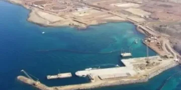 ميليشيا الحوثي تستهدف ميناء المخا والخوخة بأربعة صواريخ باليستية