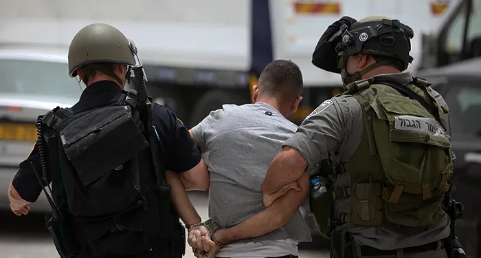 الاحتلال يعتقل 13 فلسطينيًا في اقتحامات واسعة بالضفة