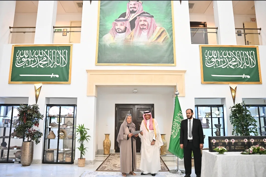 سفير المملكة في تونس يودّع ضيوف خادم الحرمين المتوجهين لأداء العمرة - صورة 4
