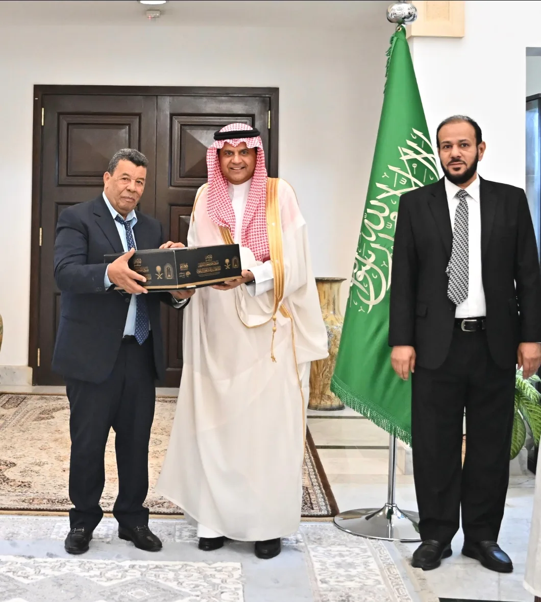 سفير المملكة في تونس يودّع ضيوف خادم الحرمين المتوجهين لأداء العمرة - صورة 5