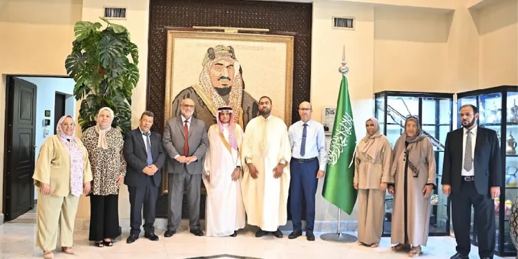سفير المملكة في تونس يودّع ضيوف خادم الحرمين المتوجهين لأداء العمرة
