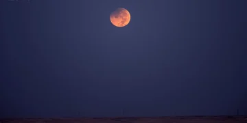 خسوف قمري جزئي عميق يتزامن مع اكتمال البدر بعرعر