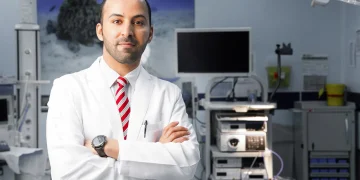 استشاري هضمي يكشف كيف يُدمّر التوتر أمعاءك عبر «محور الدماغ-الأمعاء»