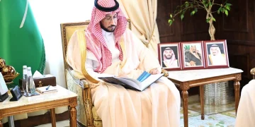 نائب أمير عسير يطّلع على جهود البريد السعودي في المنطقة ويثني عليها