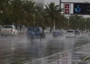 أمطار رعدية وسيول تضرب 15 مناطق سعودية اليوم مع تحذيرات من البرد