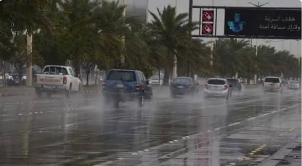 أمطار رعدية وسيول تضرب 15 مناطق سعودية اليوم مع تحذيرات من البرد