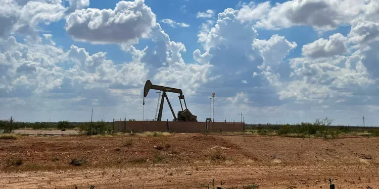النفط يقفز أكثر من 2% بعد غارات أمريكية على منصات إيرانية في مضيق هرمز