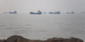 هرمز يشتعل من جديد.. ناقلة عملاقة تصيبها ألغام والحرس الثوري يقصف قاعدة إماراتية وواشنطن تضرب جزيرة لارك