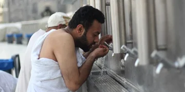 «الحج والعمرة» تحذّر المعتمرين من الإجهاد الحراري وتدعو للترطيب المنتظم