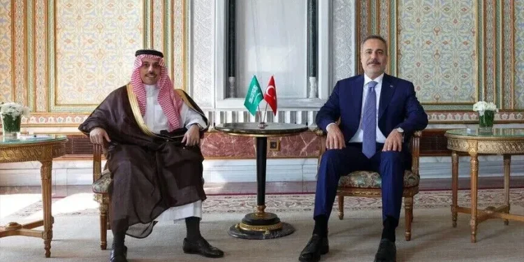 وزير الخارجية الأمير فيصل بن فرحان يلتقي نظيره التركي في إسطنبول