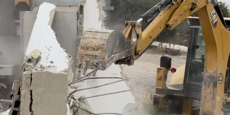الاحتلال ينفّذ حملة هدم وتجريف واسعة في رام الله ونابلس