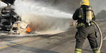 الدفاع المدني بالدمام يُخمد حريقاً في مقدمة شاحنة دون إصابات